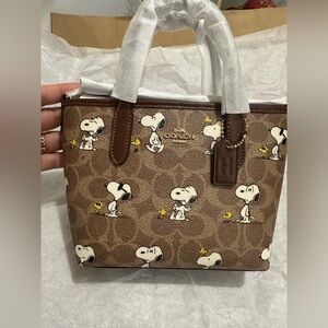 🤎🤎Coach X Peanuts City Mini Tote Bag In Signature Canvas With Snoopy Print